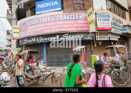 Un street junction à Varanasi, Inde. Banque D'Images