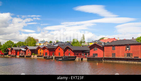 Vieilles maisons en bois rouge sur la côte de la rivière, ville de Porvoo, Finlande Banque D'Images