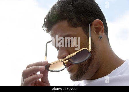 Acteur national brésilien et le joueur du FC Zenit Saint-Pétersbourg, Hulk, de pus sur ses lunettes de terrain de formation à Saint-Pétersbourg, Russie, 20 juillet 2015. Commentaires racistes font partie de la vie quotidienne en Fédération de soccer, Hulk a dit. "Que se passe-t-il lors de chaque match de la ligue russe. J'ai utilisé pour obtenir fou. Aujourd'hui je souffle les partisans kisses', l'attaquant a déclaré lundi. Photo : Marcus Brandt/dpa Banque D'Images