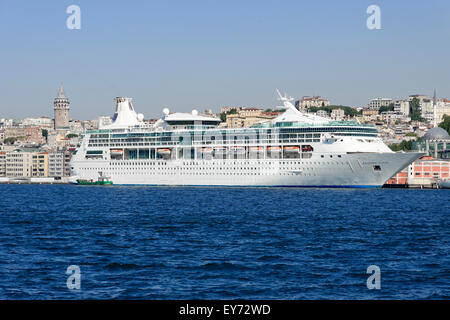 Bateau de croisière Rhapsody of the Seas, construit en 1996, 297m de long, 1998 passagers, au quai de Karaköy, Beyoglu, Istanbul Modern Banque D'Images