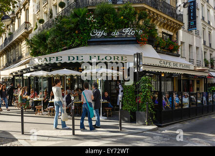 Café de Flore dans le quartier Saint Germain des Prés, Paris, France Banque D'Images