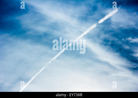 Trace d'un avion contre le ciel bleu Banque D'Images