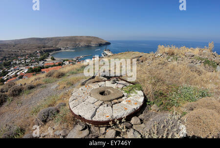 Grec ancien moulin meule sur haut de A. Efstratios colline et l'ancien et le nouveau règlement de l'île. Grèce Banque D'Images