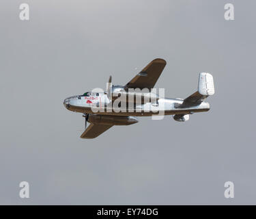 B-25 Mitchell de l'Amérique du Nord World War 2 bombardier moyen de la USAAF appareils appartenant à la Red Bull flying au Flying Legends 2015 Banque D'Images
