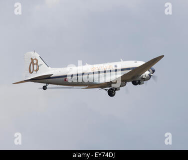 Le Douglas DC-3 appartenant à Breitling volant à 'Flying Legends Airshow' en 2015 Banque D'Images