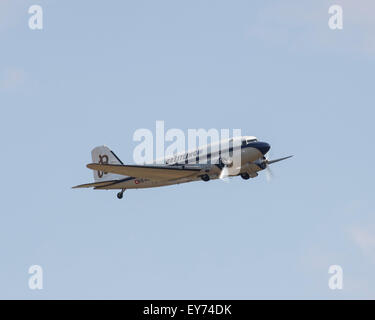 Le Douglas DC-3 appartenant à Breitling volant à 'Flying Legends Airshow' en 2015 Banque D'Images