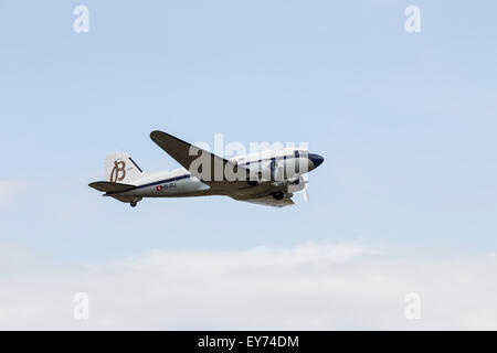 Le Douglas DC-3 appartenant à Breitling volant à 'Flying Legends Airshow' en 2015 Banque D'Images