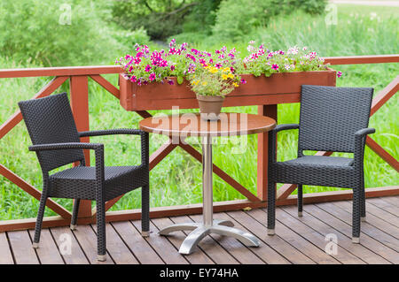 Terrasse extérieure cafe table avec deux chaises Banque D'Images