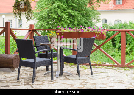 Table et chaises de café en plein air traditionnel européen Banque D'Images