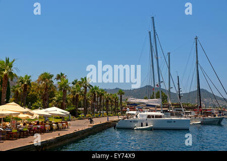 Petit port local au village de Yalikavak, sur la côte égéenne de la péninsule de Bodrum, Mugla, Turquie Banque D'Images