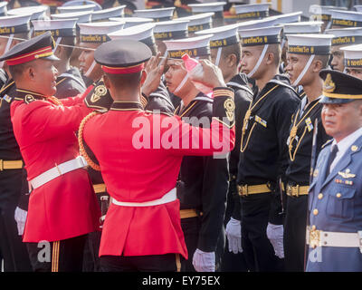 Bangkok, Bangkok, Thaïlande. 23 juillet, 2015. Les officiers militaires thaïlandais découvrez les marins de la Marine royale thaïlandaise avant la cérémonie d'arrivée pour le Premier ministre vietnamien à l'Hôtel du Gouvernement à Bangkok. Le premier ministre et son épouse sont venus à Bangkok pour la Thaïlande - 3e mixte Vietnam Retraite du Cabinet. Le Premier Ministre thaïlandais et vietnamiens ont examiné des questions d'intérêt commun. (Crédit Image : © Jack Kurtz via Zuma sur le fil) Banque D'Images