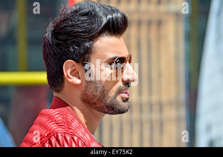 Londres, 21 juillet 2015, Piccadilly Circus. Simar Gill tournage des scènes Jimmy Sheirgill hareek du Punjabi film 'S' Banque D'Images