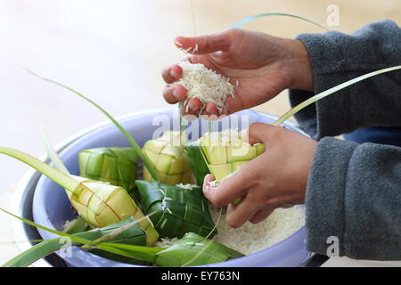 Blanc de remplissage riz non cuit dans les boyaux fraîchement ketupat Banque D'Images