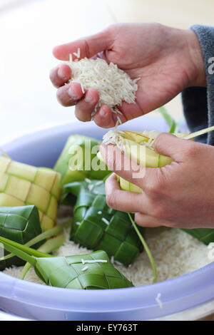 Blanc de remplissage riz non cuit dans les boyaux fraîchement ketupat Banque D'Images