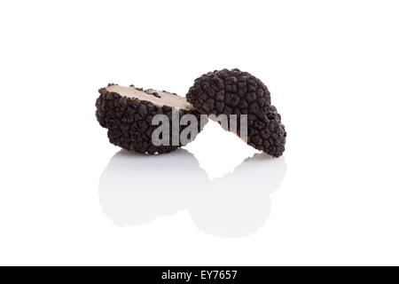 Couper les truffes isolé sur fond blanc. Ingrédients de cuisine culinaire de luxe. Banque D'Images