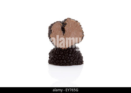 Couper les truffes isolé sur fond blanc. Ingrédients de cuisine culinaire de luxe. Banque D'Images