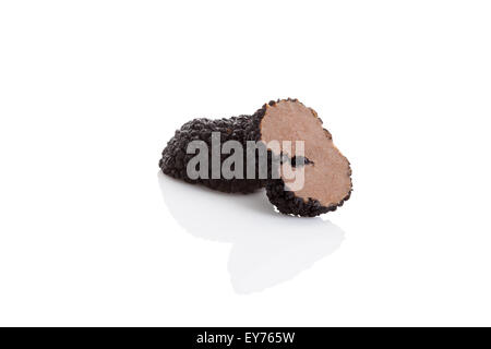 Couper les truffes isolé sur fond blanc. Ingrédients de cuisine culinaire de luxe. Banque D'Images