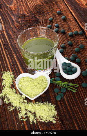 La spiruline, chlorelle, d'orge et d'agropyre. Supplément superfood vert, detox. Banque D'Images