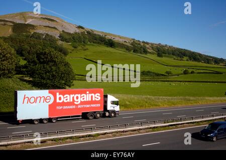 Accueil Bonnes affaires camion sur autoroute M6 en direction du sud, dans la région de Cumbria, Angleterre près de Farleton Knott (colline en arrière-plan). Banque D'Images