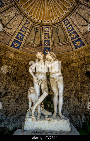 La Grotte d'Adam et d'Eve qui tire son nom des sculptures qu'elle contient de Michel-Ange Noccherini.Jardins Boboli.Florence.Italie. Banque D'Images