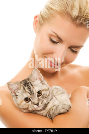 Belle jeune femme avec adorable chaton (focus sur chaton) Banque D'Images