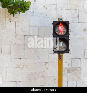 Lumière rouge de piétons dans la ville Banque D'Images