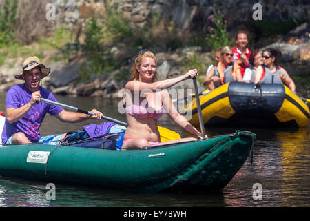 Les gens qui vont vers le bas par la rivière Vltava, rafting, du sud de la Bohême, République Tchèque Banque D'Images