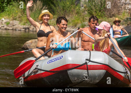 Les gens qui vont vers le bas par la rivière Vltava, rafting, du sud de la Bohême, République Tchèque Banque D'Images