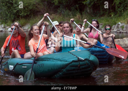 Les gens qui vont vers le bas par la rivière Vltava, rafting riwer, sud de la Bohême, République Tchèque Banque D'Images