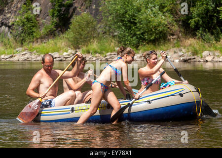 Les gens qui vont vers le bas par la rivière Vltava, rafting, du sud de la Bohême, République Tchèque Banque D'Images