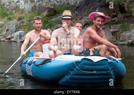 Les gens qui vont vers le bas par la rivière Vltava, rafting, du sud de la Bohême, République Tchèque Banque D'Images