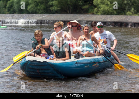 Les gens qui vont vers le bas par la rivière Vltava, rafting, du sud de la Bohême, République Tchèque Banque D'Images