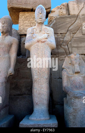 Karnak, Louxor, Egypte. Temple de Karnak sacré pour dieu Amon : statue en granite d'Osiris dans la cour. Banque D'Images