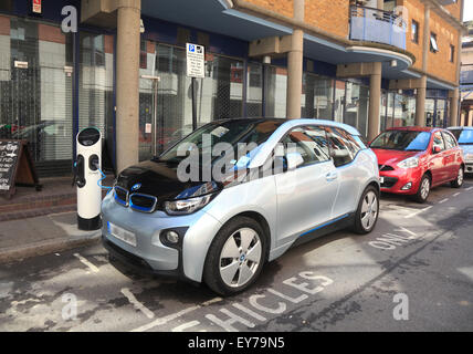 Recharge de voiture électrique BMW dans la ville de Londres Banque D'Images