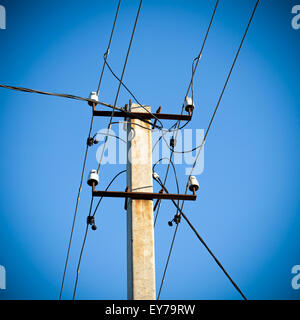 Pylônes à haute tension contre le ciel bleu Banque D'Images