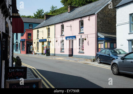 Solva Rue principale dans le sud-ouest du pays de Galles avec coloré maisons et boutiques Banque D'Images