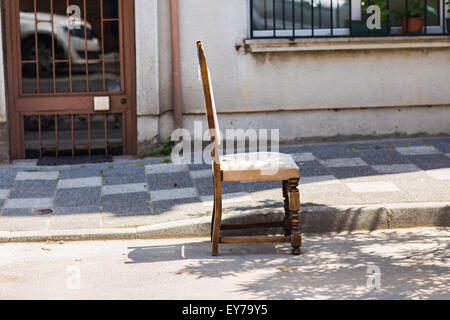 Des chaises sur la rue Banque D'Images