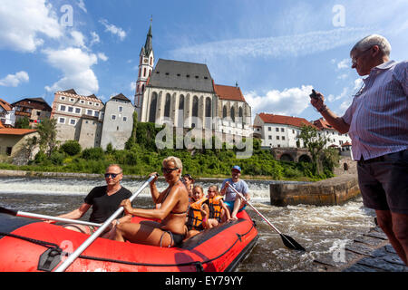 Les gens qui vont vers le bas par la rivière Vltava, rafting, du sud de la Bohême, République Tchèque Banque D'Images