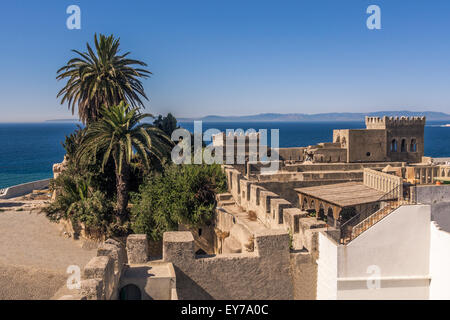 L'ancienne médina de Tanger, Maroc, face au détroit de Gibraltar et les côtes espagnoles. Banque D'Images