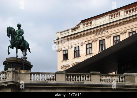 L'Albertina est un musée à l'Innere Stadt (1er arrondissement) de Vienne, Autriche. Il dispose d'une des plus grandes et des plus importantes salles d'impression dans le monde avec environ 65 000 dessins et environ 1 millions de vieilles estampes, plus moderne ainsi que des œuvres graphiques, photographies et dessins d'architecture. En dehors de la collection graphique du musée a récemment acquis sur deux prêt permanent d'importantes collections de tableaux impressionnistes et du début du 20ème siècle, dont certaines seront exposées en permanence. Le musée abrite également des expositions temporaires. Banque D'Images