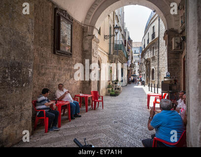 Un café de la rue sur la Strada del Carmine, Barivecchia, vieille ville de Bari, Pouilles, Italie du Sud. Banque D'Images