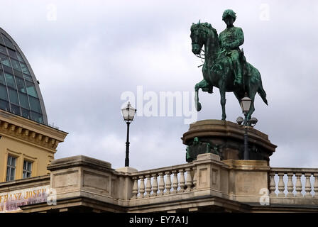 L'Albertina est un musée à l'Innere Stadt (1er arrondissement) de Vienne, Autriche. Il dispose d'une des plus grandes et des plus importantes salles d'impression dans le monde avec environ 65 000 dessins et environ 1 millions de vieilles estampes, plus moderne ainsi que des œuvres graphiques, photographies et dessins d'architecture. En dehors de la collection graphique du musée a récemment acquis sur deux prêt permanent d'importantes collections de tableaux impressionnistes et du début du 20ème siècle, dont certaines seront exposées en permanence. Le musée abrite également des expositions temporaires. Banque D'Images