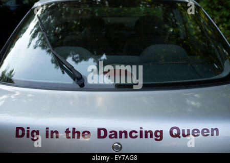 Creuser dans le dancing queen, un lyric à partir d'une chanson d'Abba écrit au dos d'une voiture Banque D'Images