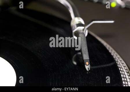 Aiguille Dj stylet sur vinyl record Banque D'Images