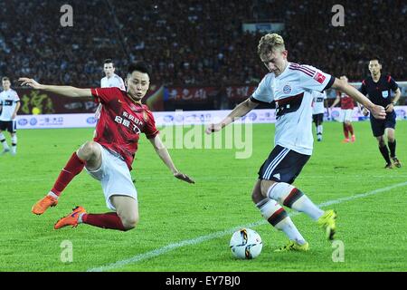 Guangzhou, Chine. 23 juillet, 2015. Bayern avant SINAN KURT (R) pendant le match entre Bayern Munich vs Guangzhou Evergrande au stade de Tianhe à Guangzhou, Chine. Credit : ZUMA Press, Inc./Alamy Live News Banque D'Images