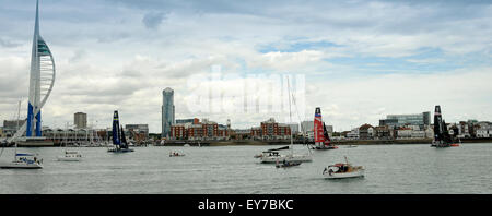 Portsmouth, Royaume-Uni. 23 juillet, 2015. Le défilé à l'America's Cup World Series Portsmouth. Artémis, Oracle & Emirates Team yachts voile passé vieux Portsmouth Harbour. Crédit : Rob Wilkinson/ Alamy Vivre Newsg Banque D'Images