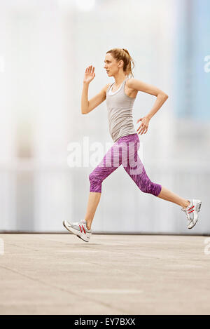 Mid adult woman running Banque D'Images