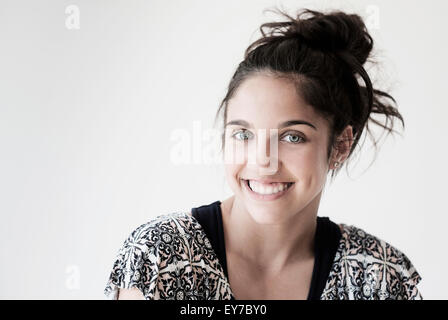 Portrait of teenage girl (14-15) smiling in studio Banque D'Images