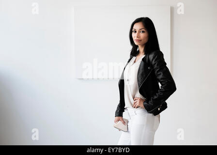 Portrait of young woman in studio Banque D'Images