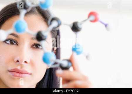 Woman working in laboratory Banque D'Images